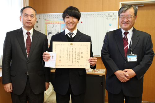 長門税務署長賞を受賞した大津緑洋高校1年の里居圭吾さん（中央）