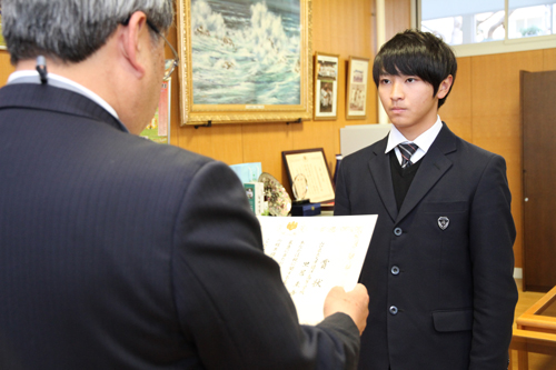 福留大明署長から賞状が手渡される
