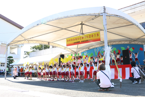 オープニングを飾った三隅保育園と宗頭幼稚園の園児によるパレード