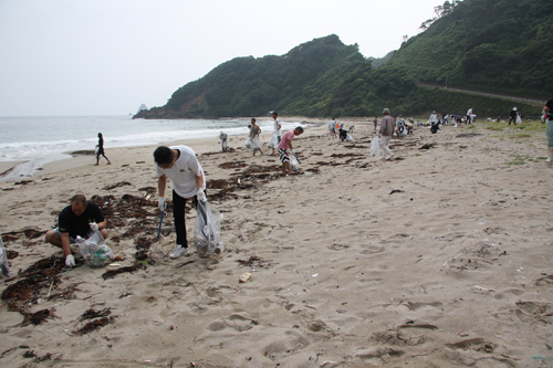 二位の浜の清掃には約150人が参加