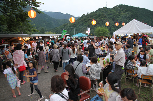 来場者でいっぱいの会場