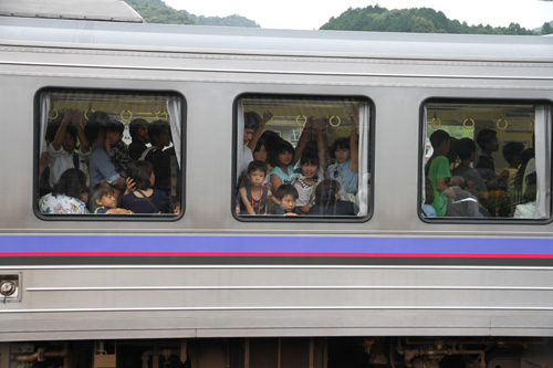 臨時列車は満席