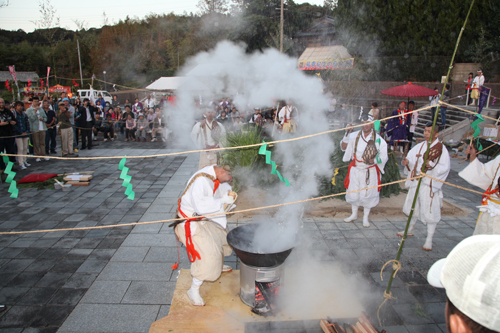 火渡りの神事のようす