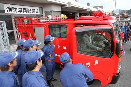 車両の操作方法について説明を受ける消防団員