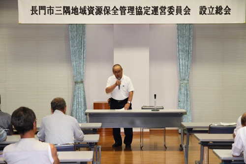 あいさつする大野会長