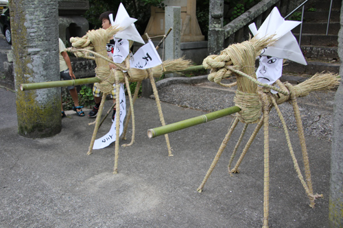 顔などが取り付けられ、腰には刀も差された