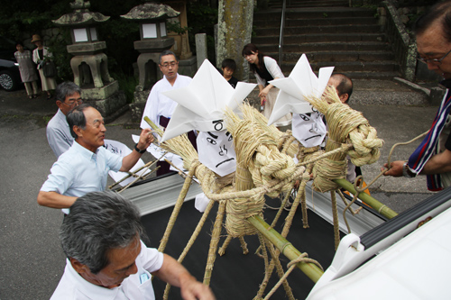 軽トラックに積み込む