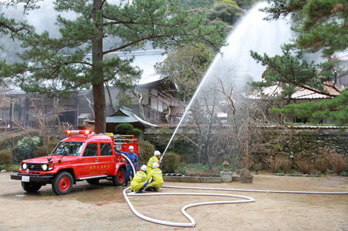 延焼を防ぐために放水