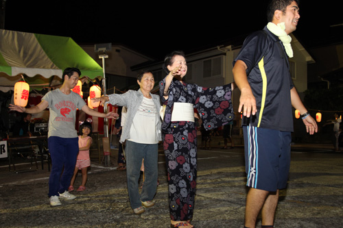 輪踊りのようす
