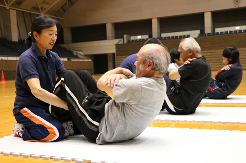 スポーツ推進委員の補助を受けて記録を測定