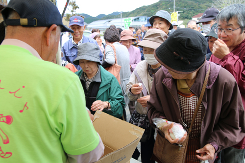 来場者プレゼントとして三色もちが配布される