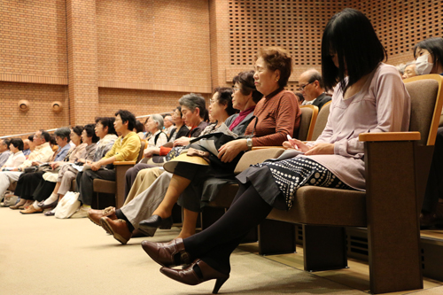 メモを取りながら講演に耳を傾ける参加者