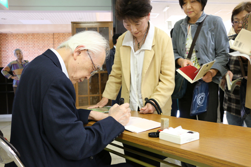 講演後にはサイン会も行われた