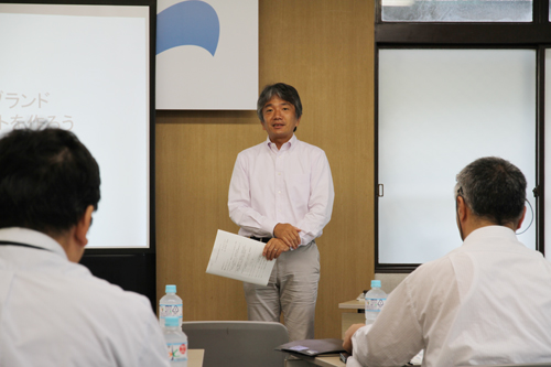 開会式であいさつする内田ながと成長戦略検討会議委員長
