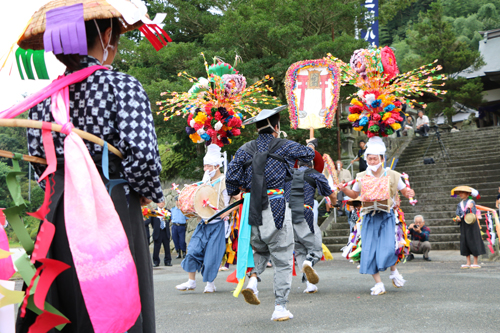 豊原地区による腰輪踊の奉納