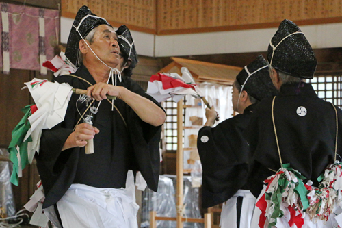 神社拝殿で行われた神楽舞