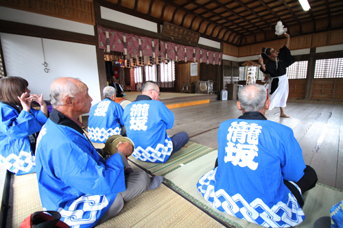滝坂神楽舞保存会が奉納する
