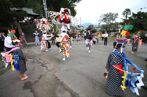 上中小野・麓地区による腰輪踊