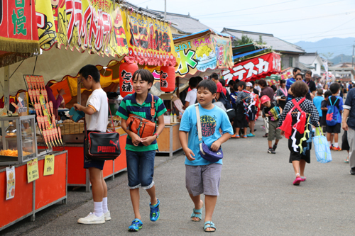 参道には露店が並び、多くの人でにぎわう