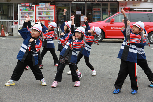 広場で踊りを披露