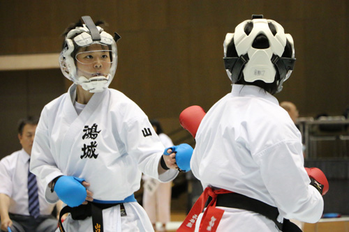 勝負を決めるタイミングをうかがう選手