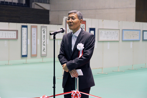あいさつする富永会長