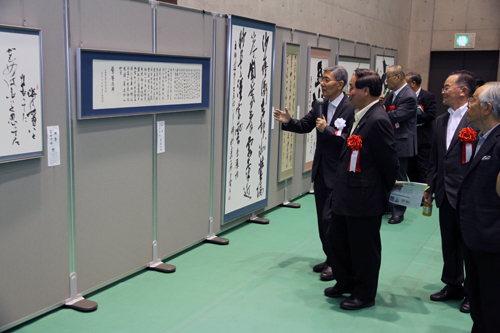 富永会長が作品を説明
