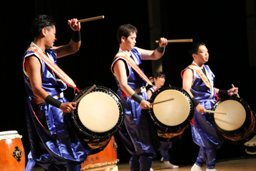 鼓波会による和太鼓演奏が会場を盛り上げる