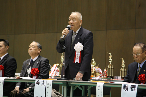 あいさつする藤田会長
