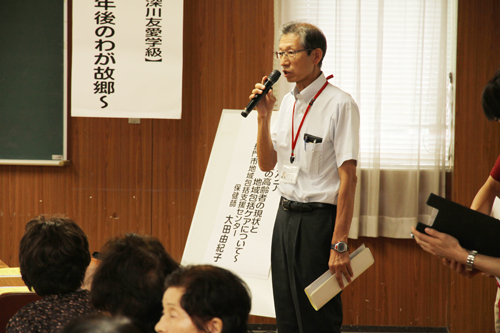 あいさつする財満長門市中央公民館長