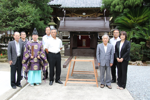 みこしにリニューアルされたやきとり神社と関係者