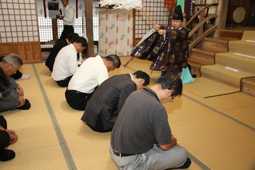 お祓いを受ける