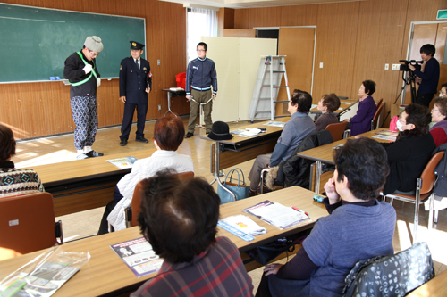 長門警察署の劇団「長門治安マモローゼ」の寸劇で反射材の活用方法を学ぶ