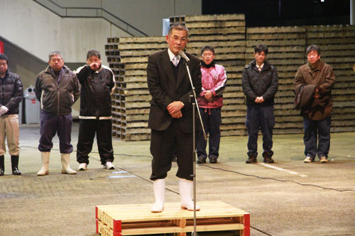 あいさつする津室喜久運営委員長