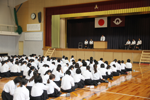 日置校舎の生徒157人が発表を聴く