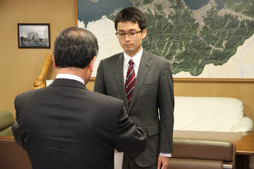 辞令を交付される木村氏