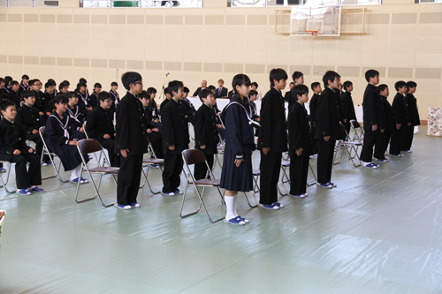 日置中学校では、新入生が一人ひとり名前を呼ばれる