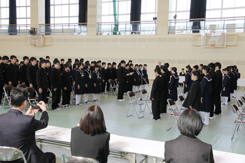 新入生（右）と在校生（左）があいさつを交わす