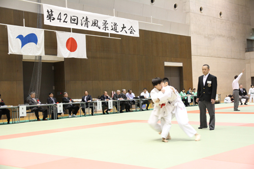 素早い動きで技をかけあう小学生の部