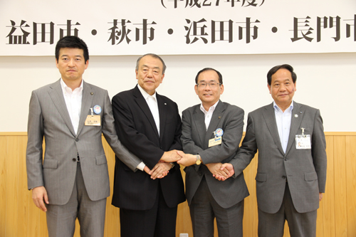 ４市長が握手