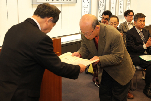 長門市長賞を受賞した杉山さんに表彰状が贈られる