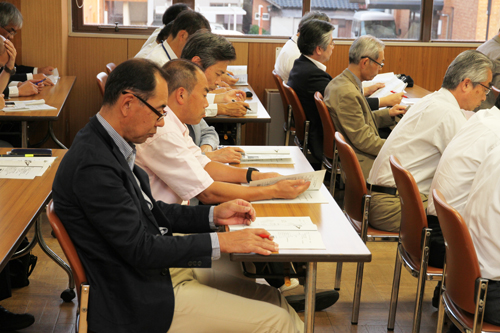 市内の企業、団体などから多くの人が参加