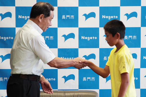 激励費を受け取りがっちりと握手