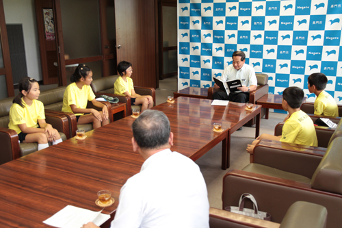 学科の問題を見る大西市長