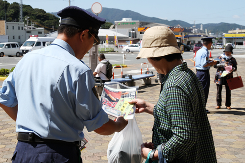 長門警察署の署員7人がチラシや啓発グッズを配布