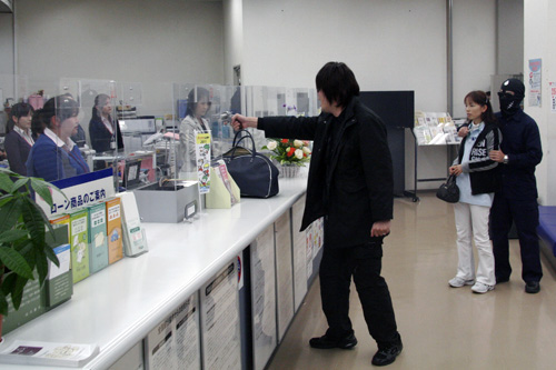 「金を出せ！もたもたするな！」大声で迫真の演技