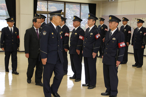 楠署長と大西市長による服装点検