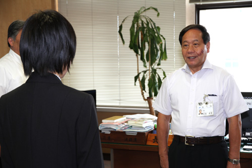大西市長は「初の女性隊員としてさまざまな期待に応えてください」と話した