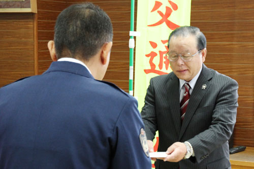 目録を手渡す小田組合長