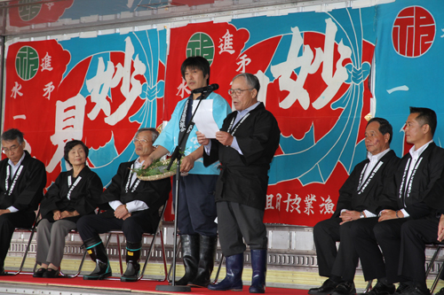 仙崎ぶとイカの旬宣言をする藤田委員長